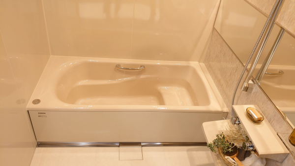 浴槽の王様にふさわしい業界最大級のサイズでゆったり入浴できる形状にリニューアル。
